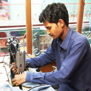 Pracownik fabryki odzieży w Azji.