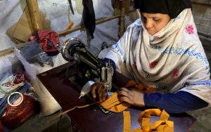 Kobieta pracująca w fabryce odzieży
