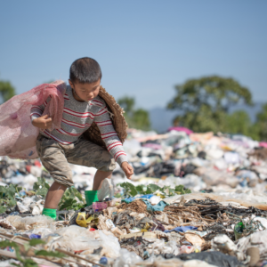 Dziecko pracujące na wysypisku śmieci