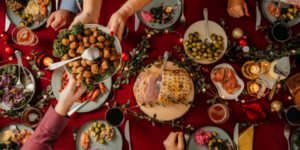 Zbyt duża ilość jedzenia na świątecznym stole to główny powód marnowania żywności